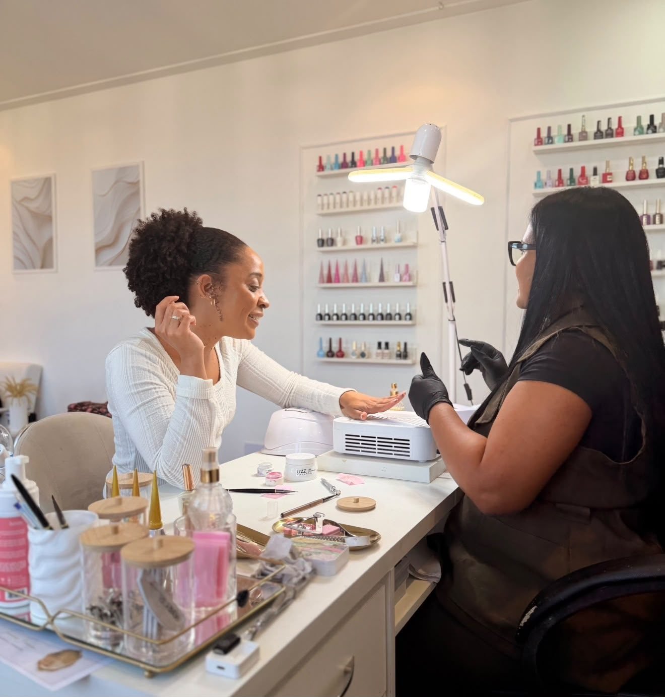 Atendimento de unhas realizado por Tamiris Ferreira