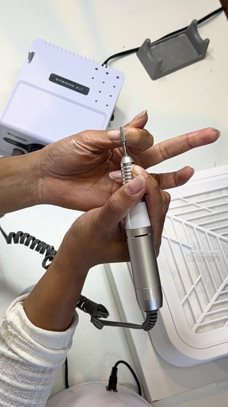 Manutenção de unhas com execução técnica em detalhe
