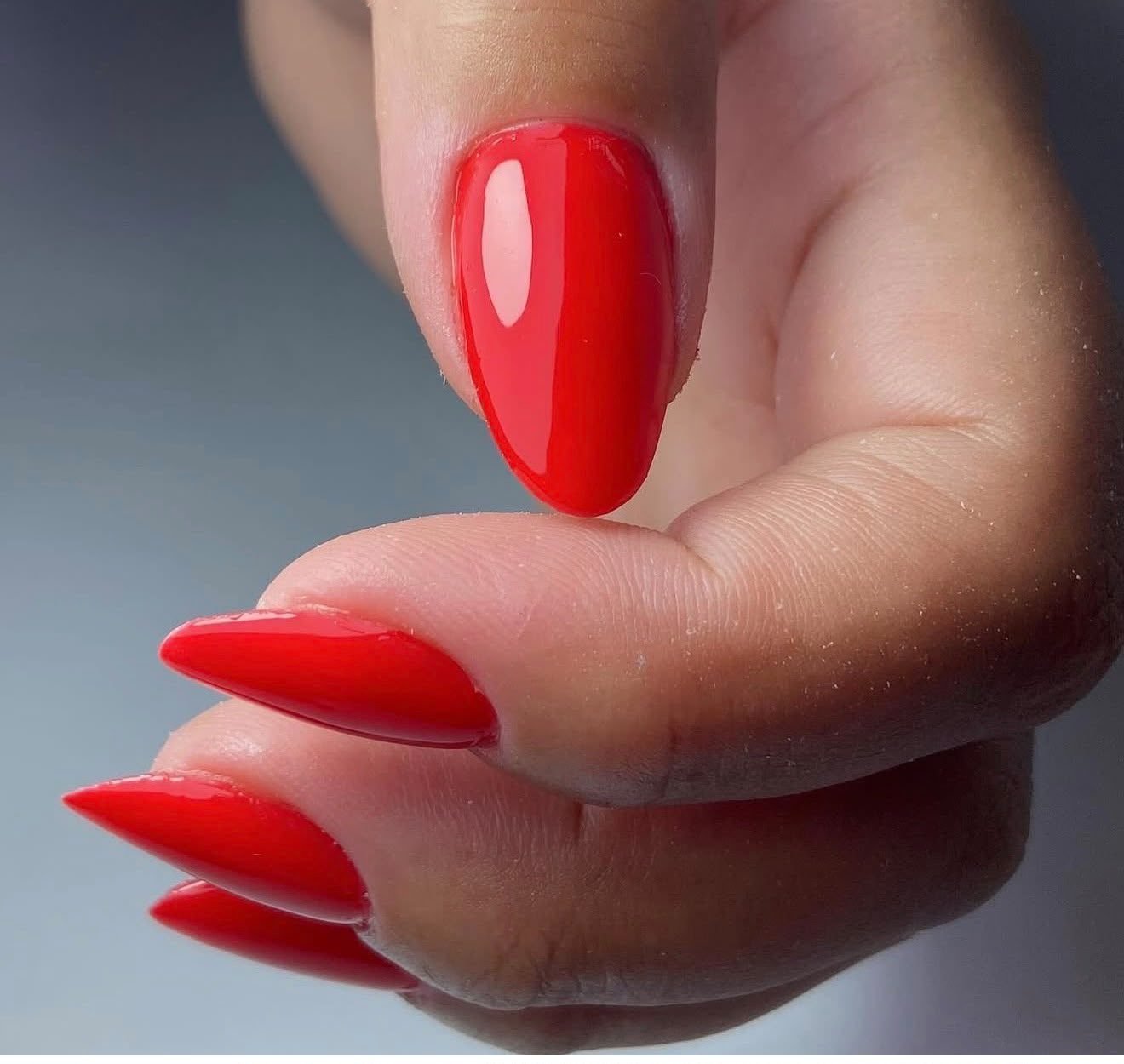 Resultado em formato stiletto com esmalte vermelho